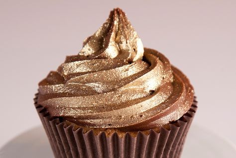 Golden Dusted Chocolate Cupcake Gold Frosting, Cupcake Gold, Cupcake Factory, Sprinkle Cake, Edible Glitter, Chocolate Cupcakes, Event Design, Baby Showers, Gold Glitter