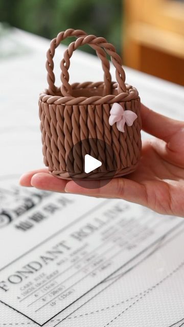 Fondant Toppers Tutorial, Basket Cake Tutorial, Hat Box Cake, Clay Basket, Basket Weave Cake, Art Bread, Fondant Characters, Festival Cake, Hot Air Balloon Cake