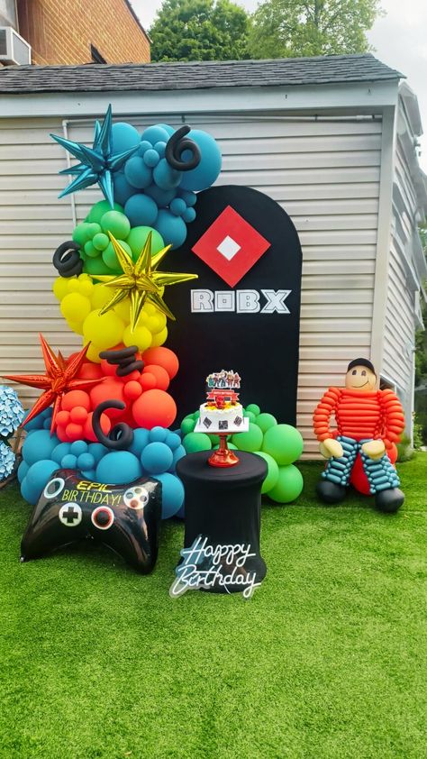 Roblox Theme Birthday Party Ideas, Roblox Balloon Garland, Roblox Balloon Decor, Diy Roblox Party Decorations, Roblox Decoration Ideas, Roblox Birthday Party Ideas For Boys, Roblox Birthday Theme, Roblox Theme Party, Roblox Themed Birthday Party