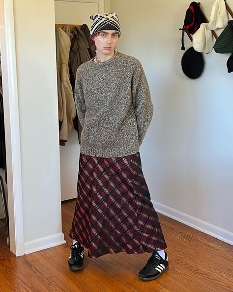 Guys In Long Skirts, Trans Clothes, Guys In Skirts, Moodboard Fashion, Thrifted Outfit, Men Wearing Skirts, Gender Fluid Fashion, Long Skirt Outfits, Gay Fashion