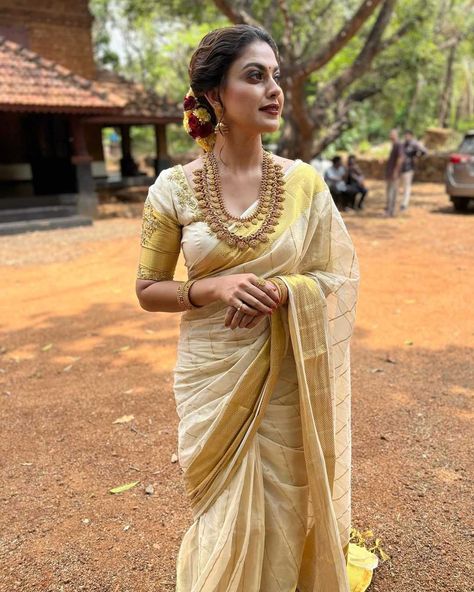 Golden Saree Ideas, Anusree In Kerala Saree, Kerala Sarees Traditional, Bridal Kerala Saree, Wedding Set Saree Kerala, Kasavu Saree Blouse Designs Latest, Onam Saree Jewellery, Latest Kerala Saree Trends, Anusree In Saree