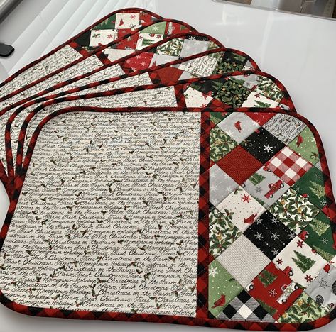 Christmas Placemats Christmas Table Placemats, Christmas Placemat Patterns, Christmas Placemats Quilted, Placemats To Sew, Diy Christmas Placemats, Quilted Christmas Placemats, Christmas Place Mats, Quilted Placemat Patterns, Quilted Table Runners Christmas