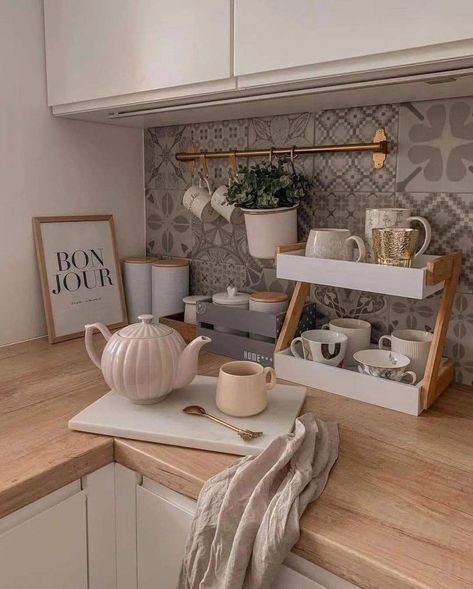 White Wood Kitchens, Kitchen Countertop Decor, Countertop Decor, Casa Country, Real Estat, Coffee Bar Home, Kitchen Counter Decor, Casa Vintage, Kitchen Corner