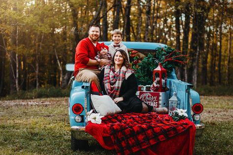 Destiney Ford Photography / Atlanta photographer Truck Bed Christmas, Outdoor Christmas Photos, Christmas Mini Shoot, Vintage Truck Christmas, Christmas Pictures Outfits, Christmas Family Photoshoot, Holiday Mini Session, Xmas Pictures, Xmas Photos