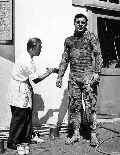 Lon Chaney Jr. doesn't look too happy as grumpy Jack Pierce applies Mummy makeup in the hot California sun... Universal Studios Monsters, Lon Chaney Jr, Lon Chaney, Famous Monsters, Horror Monsters, Classic Horror Movies, Universal Monsters, Classic Monsters, Movie Sets