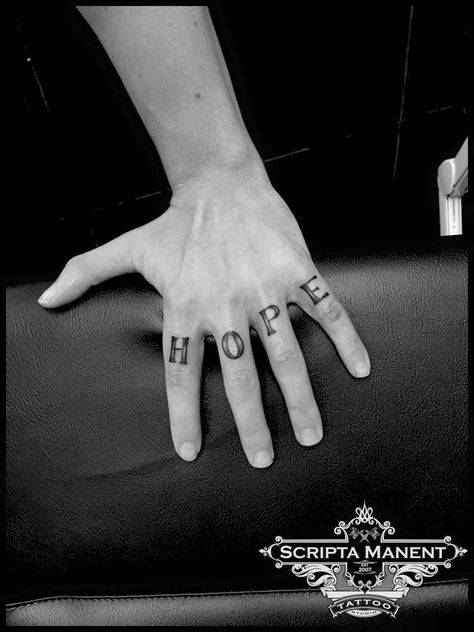 Hope Tattoo On Finger, Hope Finger Tattoo, Letters On Fingers Tattoo, Tattoo Main, Hand Tatto, Hope Tattoo, Cute Couple Tattoos, Libra Tattoo, Finger Tattoo For Women