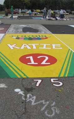 High School Seniors Having A LOT Of Fun With Their Parking Spots #ATLANTADENT http://www.huffingtonpost.com/entry/high-school-seniors-decorate-parking-spots_us_57c478d5e4b09cd22d91d20c Highschool Parking Spot Ideas, Painted Parking Spaces Ideas, Senior Events, Parking Lot Painting, Senior Year Things, Senior Crafts, Yearbook Class, Senior Year Fun, Parking Spot Painting