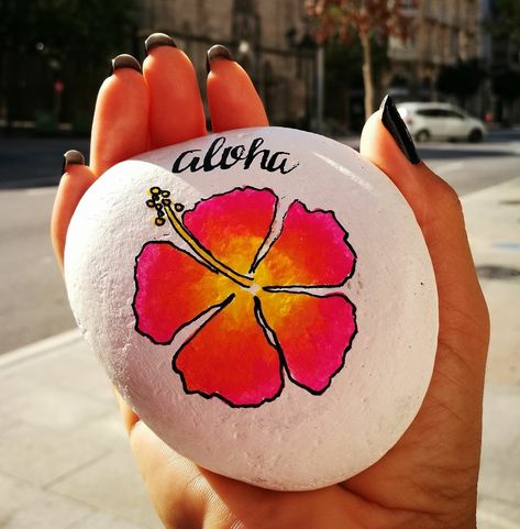 Hawaii Rock Painting Ideas, Tropical Painted Rocks, Hawaiian Painted Rocks, Hawaii Painted Rocks, Hawaii Painting Easy, Rock Painting Ideas Summer, Painted River Rocks, Easy Flower Painting, Rock Flowers