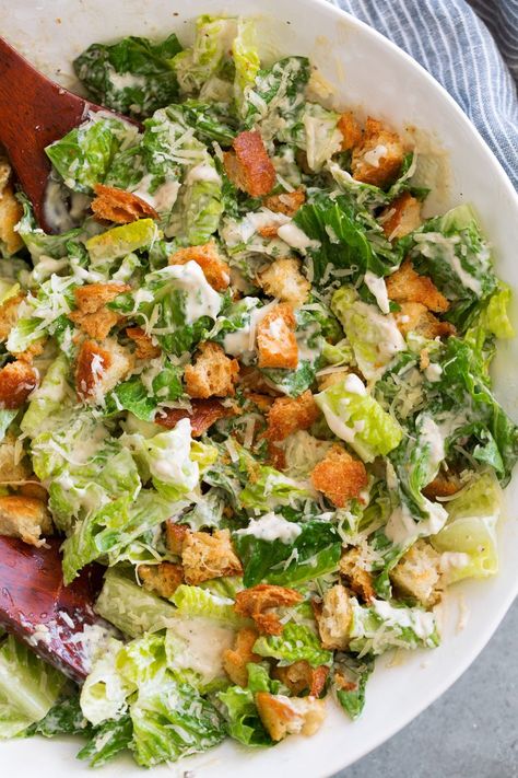 Resep Oatmeal, Homemade Caesar Salad, Homemade Caesar Salad Dressing, Homemade Caesar, Fancy Salads, Classic Caesar Salad, Resep Salad, Caesar Salad Recipe, Caesar Salad Dressing