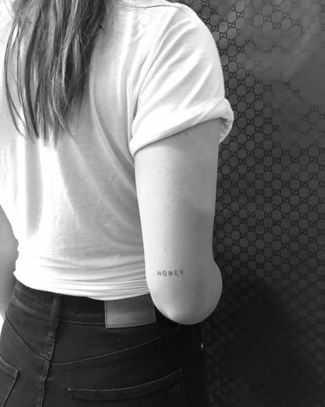 “Honey” tattoo on the back of Chloe Bennet's right arm. Above Elbow Tattoo, Jonboy Tattoo, Tattoos Infinity, Tattoos Mandala, Elbow Tattoos, Inspiration Tattoo, Text Tattoo, Tattoos Geometric, Chloe Bennet