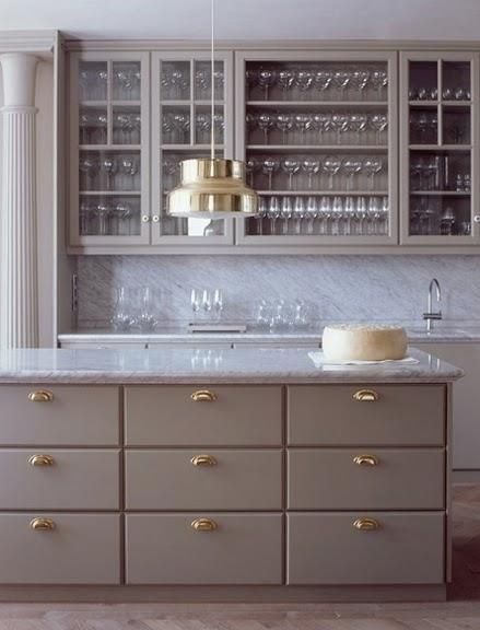 Gold hardware looking particularly fierce.  Pretend the Doric column isn't there. Серая Кухня, Interior Dapur, Grey Kitchen Designs, Kabinet Dapur, Gray Cabinets, Studio Kitchen, Classic Kitchen, Gold Kitchen, 아파트 인테리어