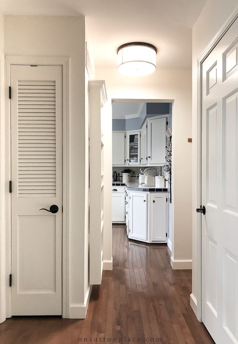 Narrow closet design