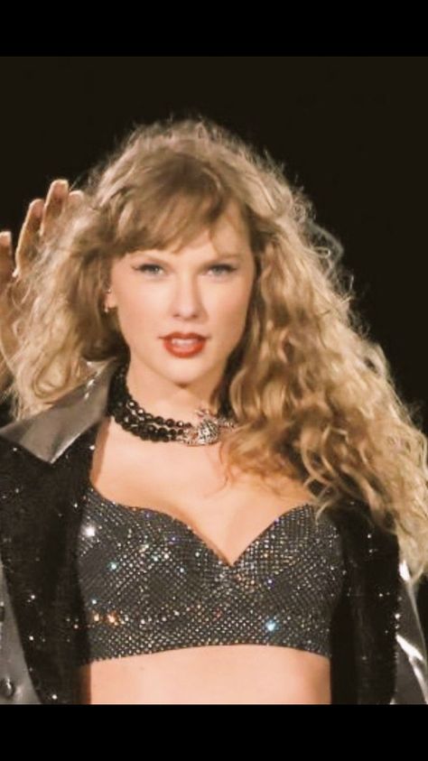 Taylor Swift Curly Hair, France Night, Photos Of Taylor Swift, Taylor Smith, Estilo Taylor Swift, Taylor Swift Cute, Swift Photo, Lyon France, Taylor Swift Wallpaper