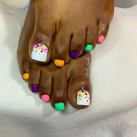 Cute Spring Pedicure Ideas, Summer Pedicure Designs Bright Colors, Summer Toes Designs, Toenail Designs Summer Pedicures, Easter Pedicure Toenails, Summer Pedicure Designs Toenails, Easter Toe Nail Designs, Fun Pedicure Ideas, Bright Pedicure Ideas