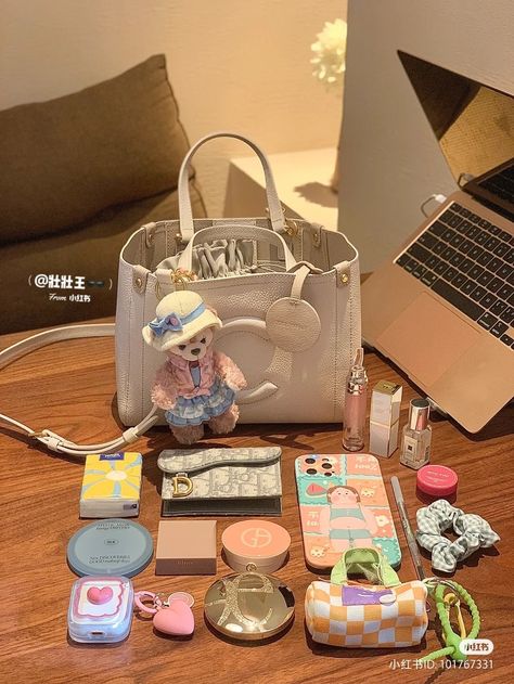 Em Iffy, Kpop Bag, Pretty Tote Bags, Everyday Bag Essentials, What's In My Purse, Cute Stationary School Supplies, What's In My Bag, Kawaii Bag, Makeup Bag Essentials