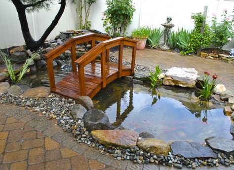 Small Zen Garden Ideas Outdoor, Garden Design Ideas Uk, Small Backyard Ponds, Japanese Inspired Garden, Fish Pond Gardens, Kolam Koi, Pond Cleaning, Goldfish Pond, Garden Pond Design