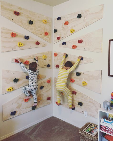 Indoor Rock Wall, Pola Cat Dinding, Indoor Climbing Wall, Indoor Playroom, Basement Playroom, Boys Playroom, Toddler Playroom, Kids Playroom Decor, Rock Climbing Wall