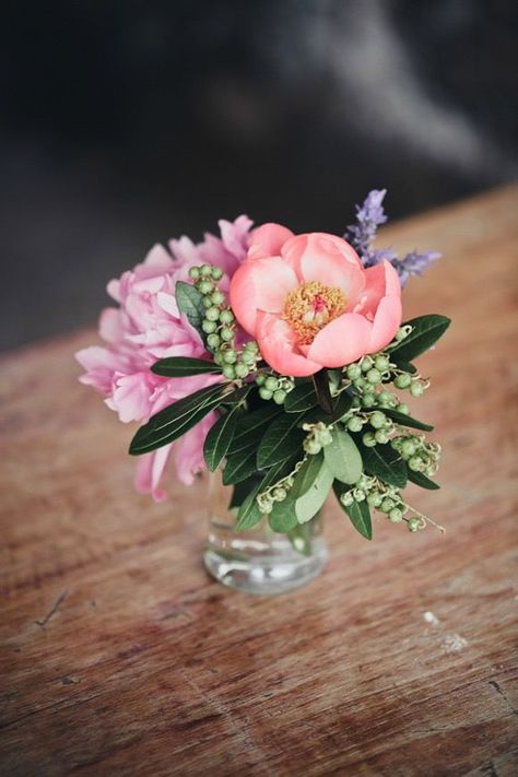 Bud Vases Arrangements, Small Flower Arrangements, Flower Vase Arrangements, Vase Arrangements, Trendy Flowers, Table Flowers, Arte Floral, Beautiful Blooms, Love Flowers