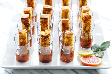 A perfect recipe for your next brunch party, these individual sized French toast sticks are served with a shot of maple syrup. Brunch Party Recipes, Brunch Decor, French Toast Sticks, French Toast Breakfast, Brioche Bread, Brunch Buffet, Perfect Brunch, Brunch Party, Pretzel Bites