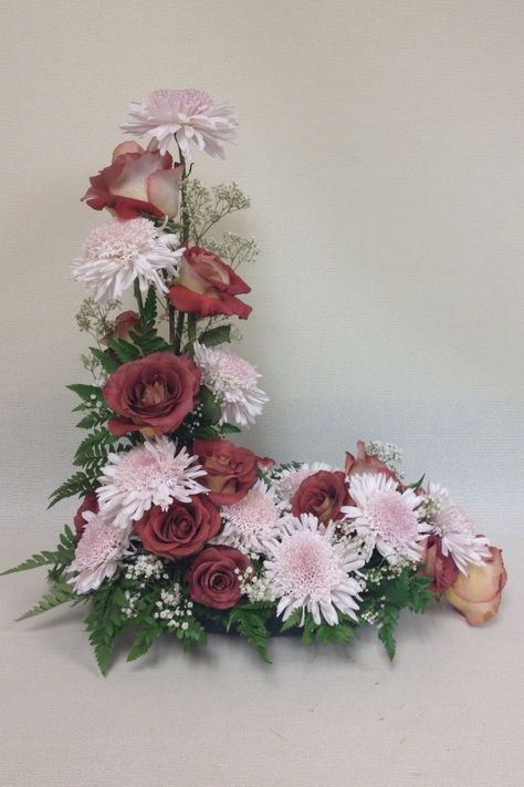 L-shaped flower arrangement. Perfect for a console or altar. L Shaped Floral Arrangements, L Shaped Flower Arrangement, Altar Flowers Church, Gate Decoration, Church Flowers, Floral Arrangements Diy, Flowers Arrangements, Arte Floral, Ikebana