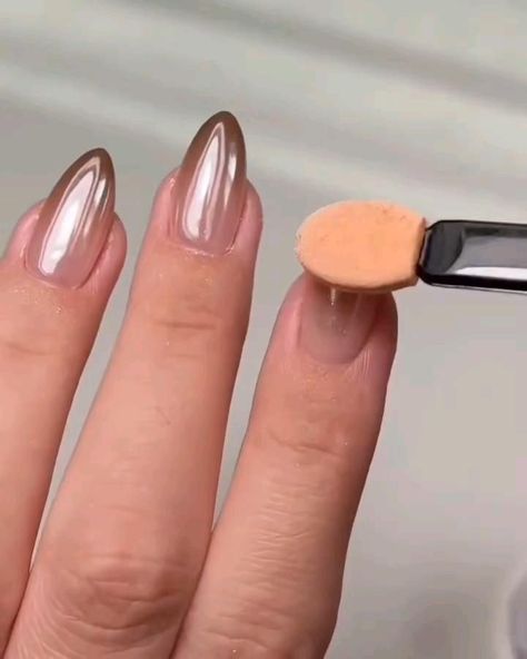 Eyeshadow Chrome Nails, Chrome Nails 2024 Trends, Chrome Ombre Nails Tutorial, Short Nails Chrome Design, Chrome Ombre Nails Designs, Ombre Chrome Nails Designs, Ombre Nails Chrome, Ombre Chrome, Ombre Nails Tutorial