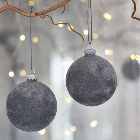 A little luxe for your Christmas tree this year - velvet baubles! These gorgeous grey decorations look amazing on the tree or around your home. So pretty!  #christmas #christmasdecor #festivedecor #velvet #scandinavianchristmas #nordicchristmas #christmas Stroganoff Crockpot, Scandi Christmas Tree, Scandi Christmas Decorations, Christmas Tree Black, Scandi Christmas, Grey Christmas, Gold Christmas Decorations, Diy Christmas Decorations, White Christmas Decor