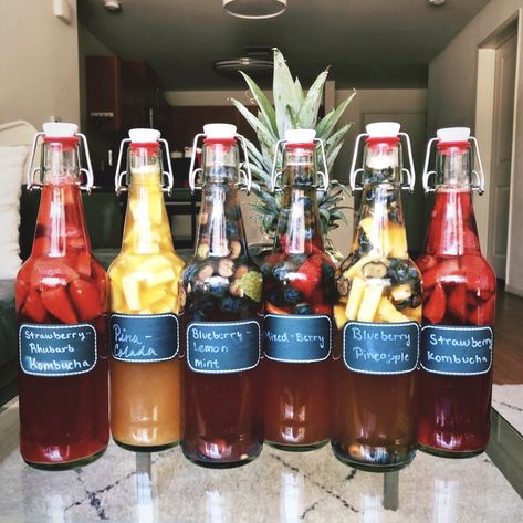 Making home made kombucha is a very fun hobby, here are some second fermentation flavoring ideas Kombucha Flavor Ideas, Kombucha Second Fermentation, Kombucha Aesthetic, Garden Apothecary, Kombucha Bar, Kombucha Flavors Recipes, Kombucha Labels, Homestead Food, Making Kombucha