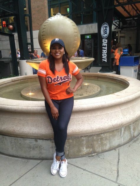 Team Spirit! Teresa is rocking the authentic Detroit Tigers MLB cap with a Detroit Tigers shirt.  Notice that the jeggings are rolled at the bottom for a more feminine look.  This look is topped off with a pair of white Chuck Taylors. Detroit Tigers Outfit Woman, White Chuck Taylors, Cap Outfit, Detroit Tigers Baseball, Tigers Baseball, Detroit Tigers, Feminine Look, Gaming Clothes, Jeggings