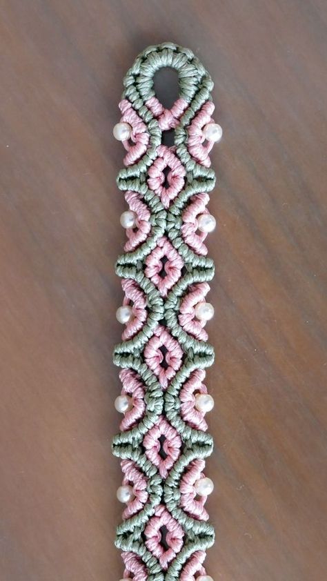 Free Macrame Bracelet Pattern Macrame Design Pattern, Macrame Bracelet Pattern, Macrame Things, Macrame Creations, Reuse Ideas, Macrame Jewelry Tutorial, Tutorial Macramé, Macrame Bracelet Tutorial, Macrame Bracelet Patterns