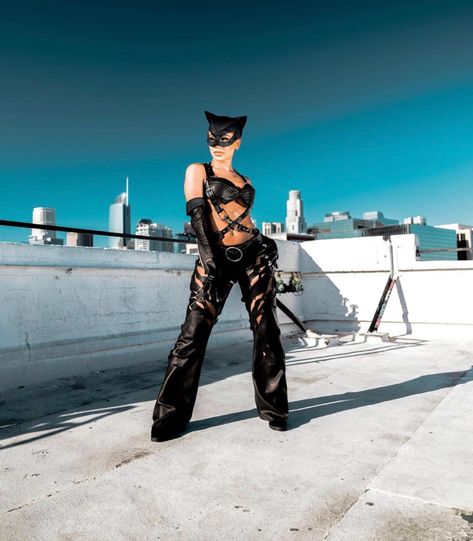 Saweetie Daily (@SaweetieDaily) / Twitter Halloween Costume For Party, Iconic Halloween Costumes, Best Celebrity Halloween Costumes, Celebrity Halloween, Beloved Movie, Icy Girl, Chloe Bailey, Celebrity Halloween Costumes, Cat Woman