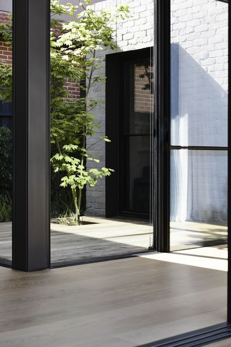 Black Houses, Wardrobe Door Designs, Garden Modern, House Extension Design, Clerestory Windows, Casa Patio, Melbourne House, Australian Architecture, Outside Living