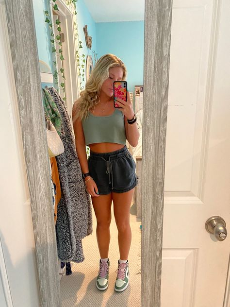 Black Sweat Shorts Outfit Summer, Summer Sweatshorts Outfit, Cute Outfits With Jordans Summer, Summer Jordan 1 Outfit, Cute Sweat Shorts Outfit, Summer Outfits Sweat Shorts, Jordan 1 Shorts Outfit, Black Sweatshorts Outfit, Jordan 1 Summer Outfit