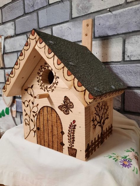 Wood Burn Birdhouse, Wood Burned Birdhouse, Homemade Bird Houses, Easy Bird, Bird House Plans, Pyrography Art, Decorative Bird Houses, Wood Burning Crafts, Diy Birds