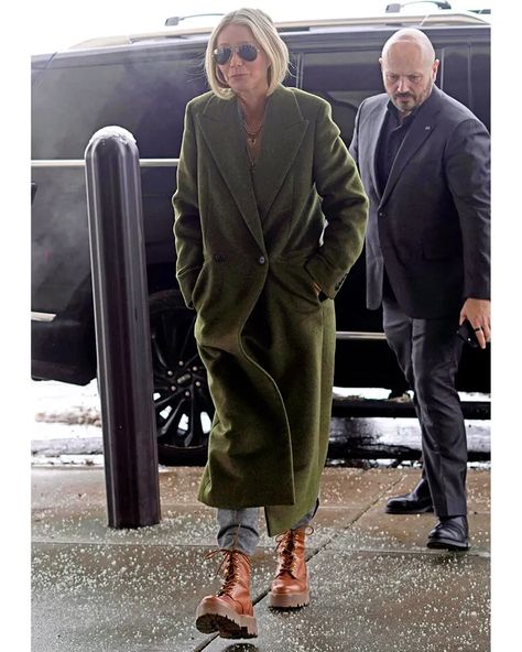 Gwyneth Paltrow Style, Luxurious Outfits, Court Outfit, Stealth Wealth, Leather Culottes, Edgy Fashion Chic, Green Wool Coat, Chic Dressing, Chic Winter Style