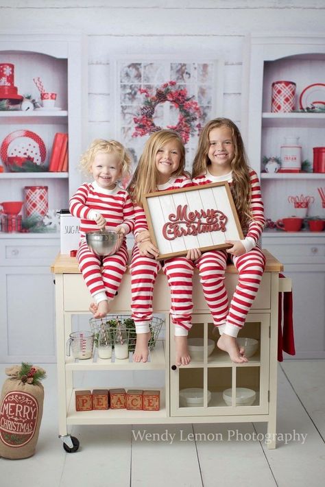 Christmas Kitchen Mini Session, Christmas Baking Photoshoot Kids, Baking With Santa Photo Session, Christmas Baking Photoshoot, Christmas Photo Display, Baking Photoshoot, Christmas Photoshoot Kids, Newborn Christmas Pictures, Fun Christmas Photos