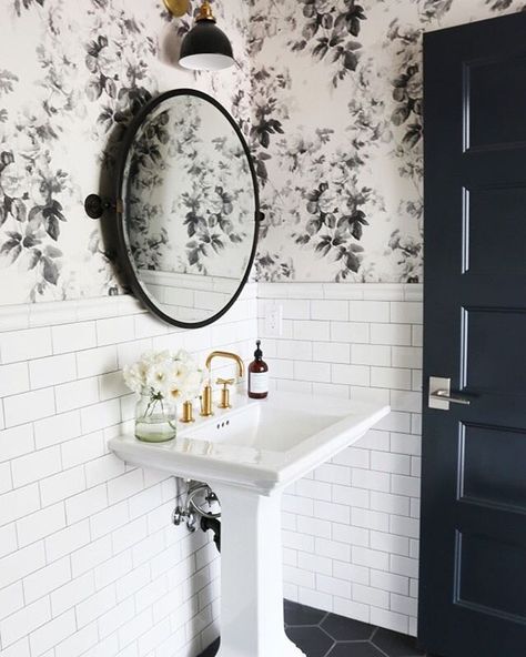 beautiful bathroom with floral wallpaper Tapet Inspiration, Interior Boho, Pedestal Sink, Downstairs Bathroom, Half Bathroom, Bad Design, Studio Mcgee, Bathroom Wallpaper, Bathroom Renos