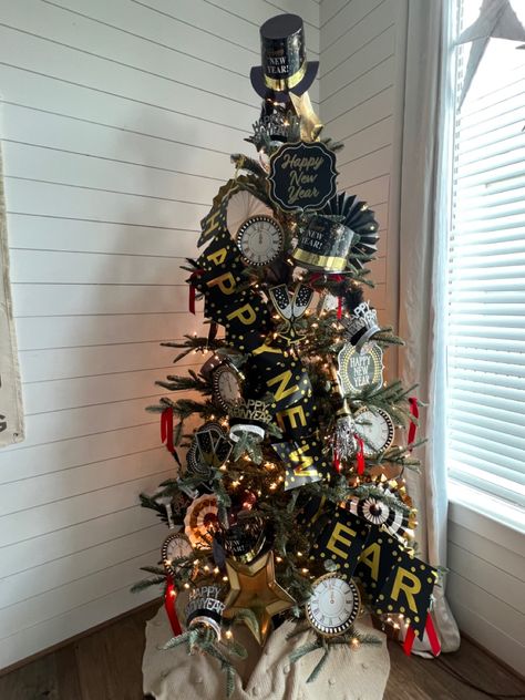 Nye Ideas, Memorial Tree, New Year's Eve Activities, New Years Tree, Memory Tree, Ding Dong, Tree Ideas, New Years Decorations, Eve Parties