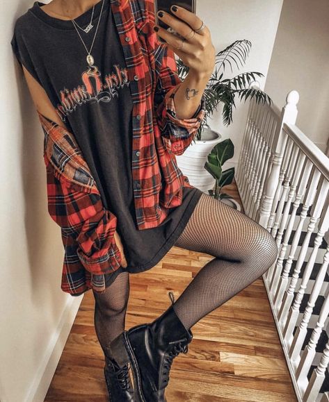 Indie Rock Style Outfits, Grunge Outfits Flannels, Parisian Grunge, Blink Concert, Nicole Alyse, Fish Net Tights Outfit, Flannel Outfits Fall, Looks Hippie, Comfort Clothing