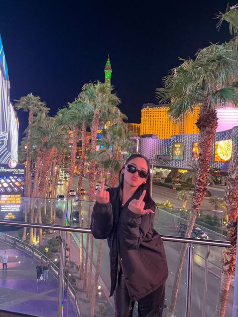 Vegas Strip Pictures, Las Vegas Strip Aesthetic, Las Vegas Picture Ideas, Vegas Poses, Vegas Pics, Las Vegas Aesthetic, Vegas Vibes, Vegas Aesthetic, Las Vegas Pictures