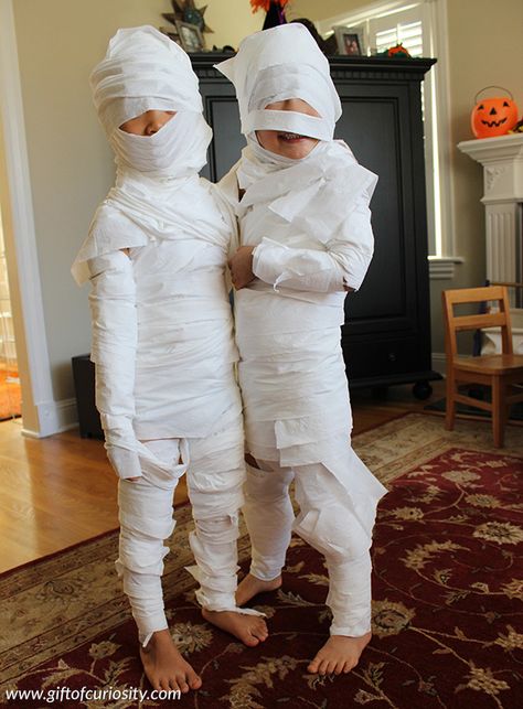 Halloween activities for kids: With a roll of toilet paper, you can turn your child into a mummy with this fun toilet paper mummies Halloween activity. || Gift of Curiosity Mummy Costume Diy, Diy Mummy Costume, Diy Minion Costume, Diy Toilet Paper, Costumes Scary, Halloween Party Activities, Mummy Costume, Harry Porter, Unicorn Mermaid