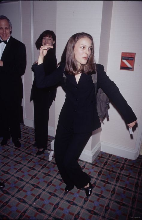 Natalie Portman, 1996 90s Red Carpet, Natalie Portman Style, Paparazzi Photos, Natalie Portman, Iconic Women, Girl Crushes, I Love Girls, Mode Vintage, Gilmore Girls