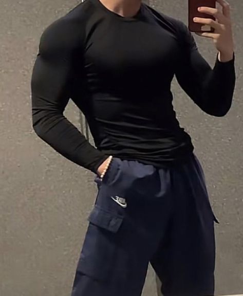 Compression Shirt Men, Gym Guys, Gym Outfit Men, Wellness Massage, 남자 몸, Guys Clothing Styles, Cool Outfits For Men, Gym Style, Compression Shirt