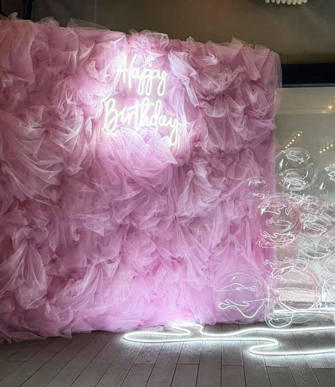 Pink Bday Party Backdrop, Tulle Wall Backdrop, Pink Picture Backdrop, All Pink Birthday Backdrop, Unique Backdrop Ideas, Fashion Show Backdrop, Event Backdrop Ideas, Pink Photobooth, Photo Backdrop Pink