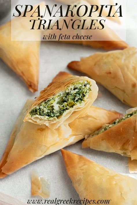 Greek Spanakopita Triangles with phyllo dough are so crispy with the most delicious cheesy filling made with Greek-style Ricotta and Feta cheese. And flavored with fresh greens theyre absolutely delicious! Samosa Recept, Spinach Filo, Pasta Fillo, Spinach Pie, Dried Basil, Filo Pastry, Phyllo Dough, Pastry Sheets, God Mat