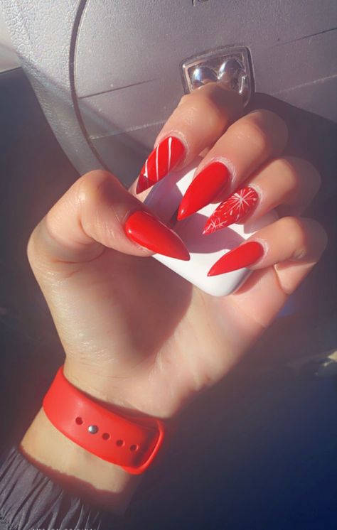 Long Round Christmas Nails, Sharp Christmas Nails, Red Stiletto Nails Christmas, Christmas Nails Stiletto Simple, Christmas Stilleto Nails Simple, Christmas Nails Acrylic Stiletto, Stilleto Christmas Nail Art Designs, Bright Red Christmas Nails, Stiletto Christmas Nails Designs