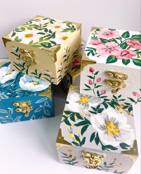 Wood Box Painting Ideas Aesthetic, Painted Wooden Jewelry Boxes, Paint Box Ideas, Painting Boxes Ideas, Painted Jewelry Boxes Diy, Box Painting Ideas Aesthetic, Painted Box Ideas, Wood Box Painting Ideas, Jewelry Box Painting Ideas