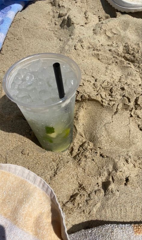 Beach Drinks Aesthetic, Drinks At The Beach, Matcha Cocktail, Drinks On The Beach, Baddie Room, Chanel Fragrance, Beachy Aesthetic, Flipagram Instagram, Yummy Alcoholic Drinks