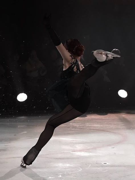 Ice Skate Drawing, Figure Skating Aesthetic, Figure Ice Skating, Figure Ice Skates, Natalia Romanova, Sasha Trusova, Figure Skating Outfits, Skate 3, Skating Aesthetic