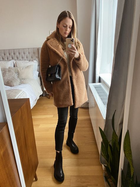 Chunky Chelsea Boots Outfit Women, Style Chunky Chelsea Boots, Chelsea Boots Outfit Fall, Chelsea Boots Outfit Winter, Chunky Chelsea Boots Outfit, Sherpa Coat Outfit, Chelsea Boots Women Outfit, How To Style Chunky Boots, Mid Calf Boots Outfit