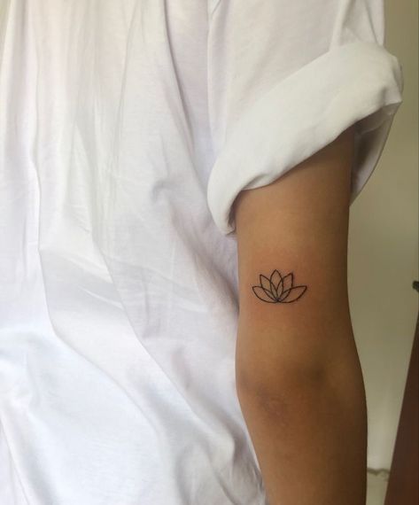 Minimalistic Flower Tattoo, Flower Tattoo Lotus, Lotus Flower Tattoo Wrist, Tattoo Lotus Flower, Simple Lotus Flower Tattoo, Simple Lotus Tattoo, Lotusblume Tattoo, Small Lotus Tattoo, Tattoo Lotus